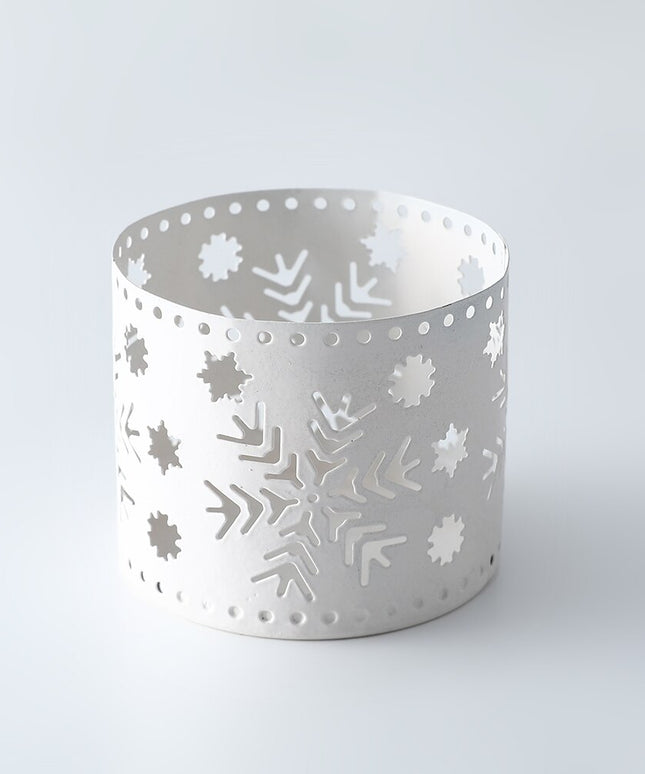 Świąteczny świecznik biały z ażurowymi dekorami w kształcie śnieżynek