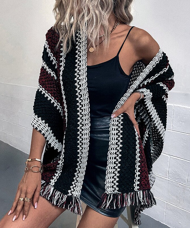 Damski sweter dziergany typu ponczo z frędzlami