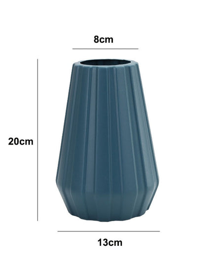 Wazon z prążkowanym wykończeniem nowoczesny styl