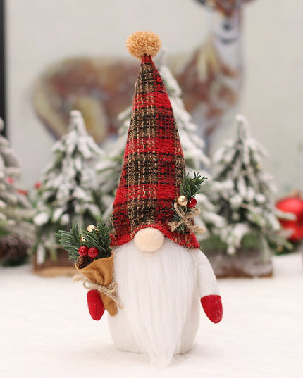 Świąteczny Bożonarodzeniowy biały skrzat z czapką w kratę