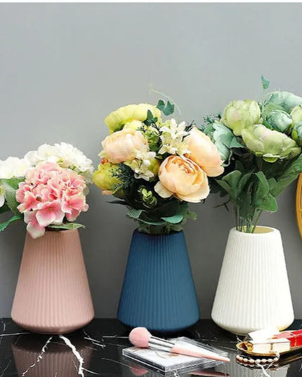 Wazon z prążkowanym wykończeniem z poszerzanym dołem