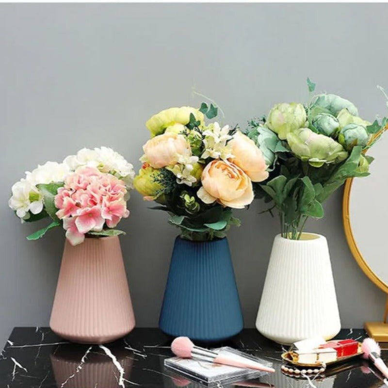 Wazon z prążkowanym wykończeniem z poszerzanym dołem