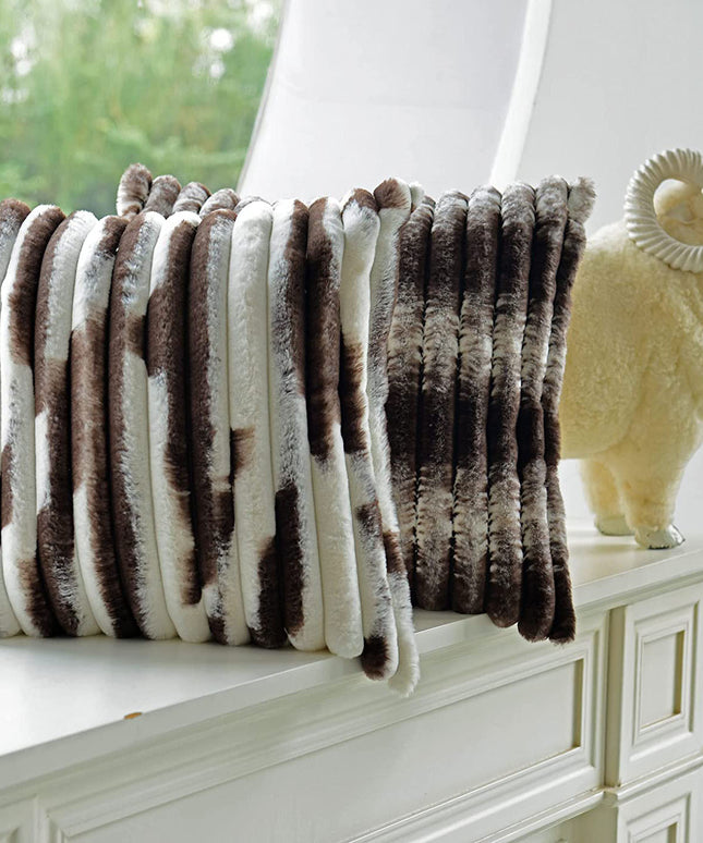 Poszewka na poduszkę pluszowa z ciekawym wzorem