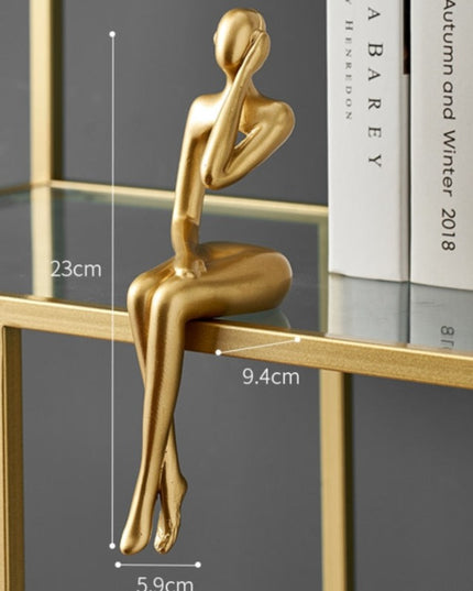 Figurka dekoracyjna postać w złotych kolorach z wycięciem