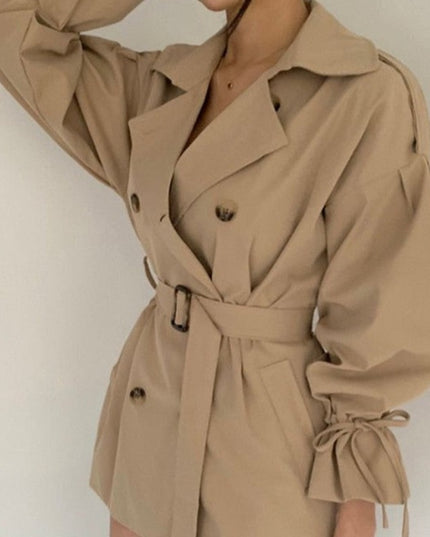 Damski płaszcz o kroju trencza