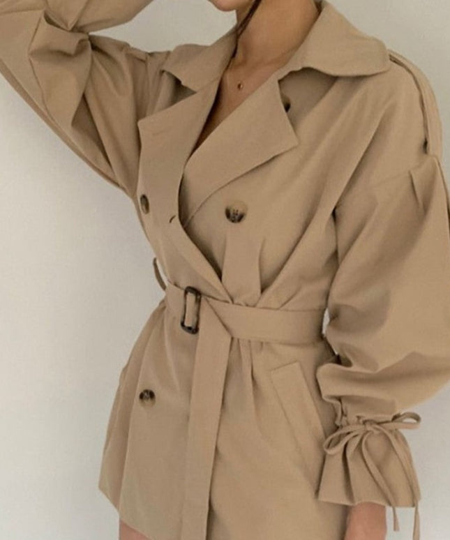 Damski płaszcz o kroju trencza