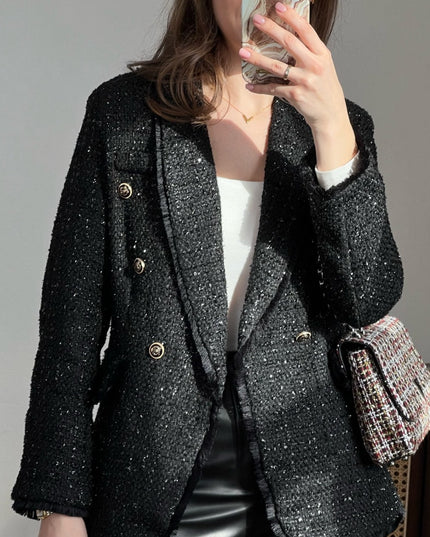 Damski płaszcz dwurzędowy ze złotymi guzikami