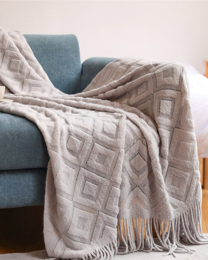 Koc z frędzlami i wzorzystą fakturą