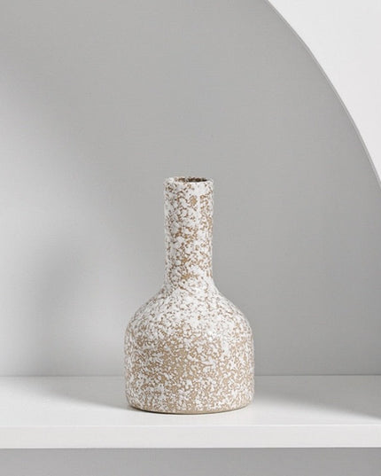 Wazon o chropowatym złotym wykończeniu