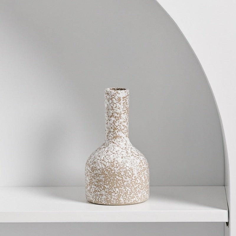 Wazon o chropowatym złotym wykończeniu