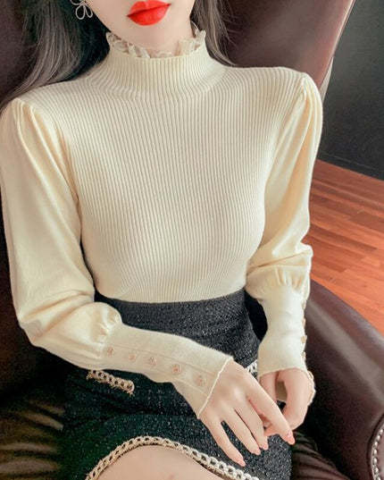 Damski sweter z golfem wykończonym falbanką i guzikami