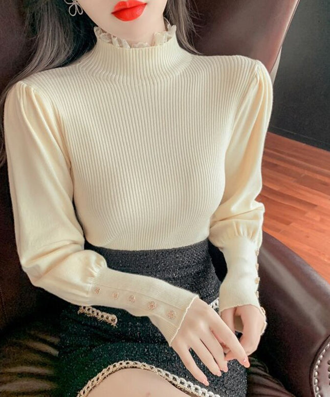 Damski sweter z golfem wykończonym falbanką i guzikami