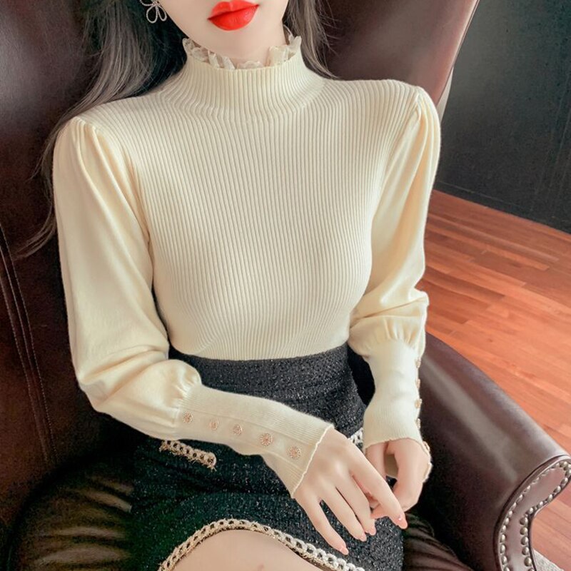 Damski sweter z golfem wykończonym falbanką i guzikami