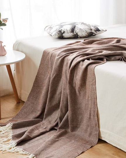 Koc we wzory o gładkiej fakturze z frędzlami