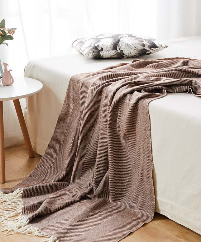 Koc we wzory o gładkiej fakturze z frędzlami