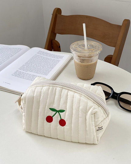 Kosmetyczka podróżna z haftem w jasnym kolorze