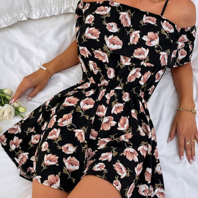 Damski kombinezon w kwiaty z odkrytymi ramionami na cienkich ramiączkach