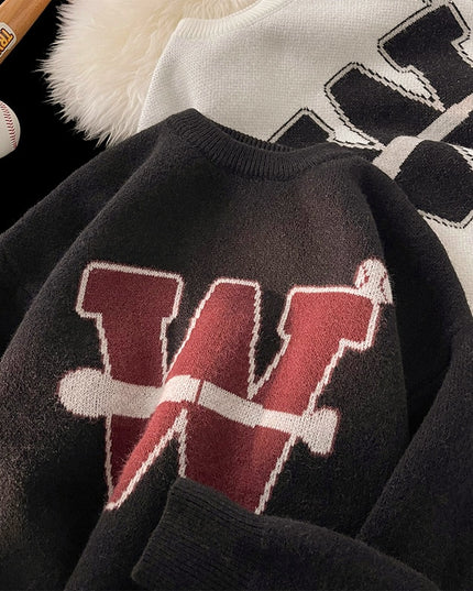 Męski sweter z dekoltem w łódkę i wyszywaną literą W