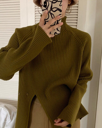 Damski sweter typu golf z ozdobnym rozcięciem