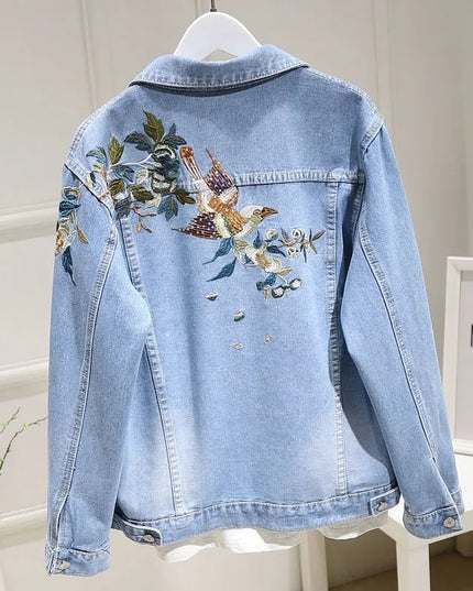 Damska kurtka jeansowa z haftem na plecach i przetarciami