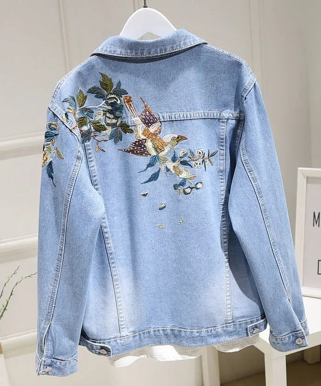 Damska kurtka jeansowa z haftem na plecach i przetarciami