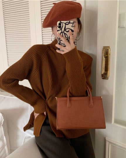 Damski sweter typu golf z ozdobnym rozcięciem