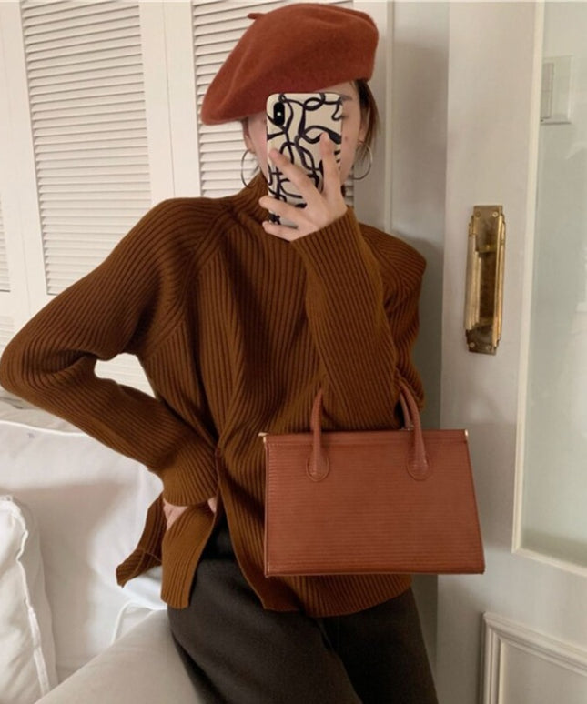 Damski sweter typu golf z ozdobnym rozcięciem