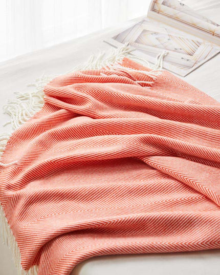 Koc we wzory o gładkiej fakturze z frędzlami