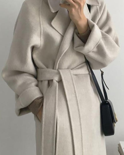 Damski płaszcz długości za kolano z wiązaniem w tali