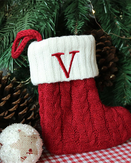 Świąteczna ozdoba wisząca w postaci skarpety z literą V