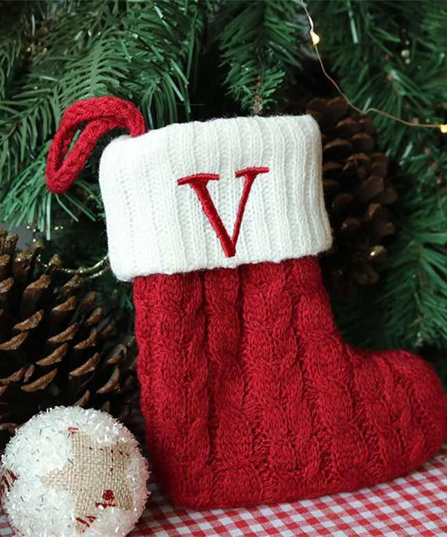 Świąteczna ozdoba wisząca w postaci skarpety z literą V