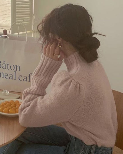 Damski sweter z golfem o prostym kroju