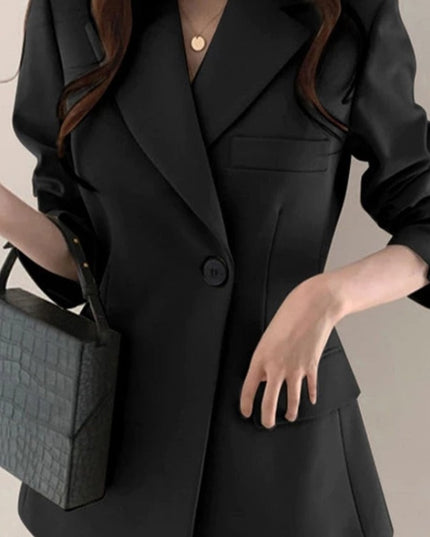 Damski płaszcz o kroju taliowanej marynarki