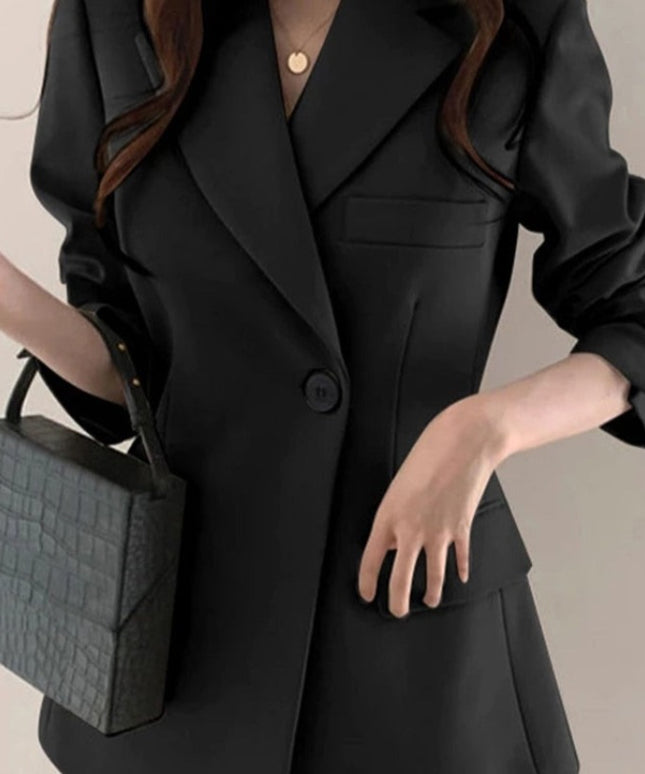 Damski płaszcz o kroju taliowanej marynarki