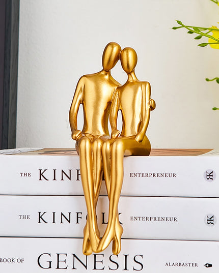 Figurka dekoracyjna postać w złotym kolorze