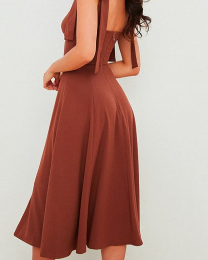 Sukienka midi z wycięciem i wiązanymi ramiączkami