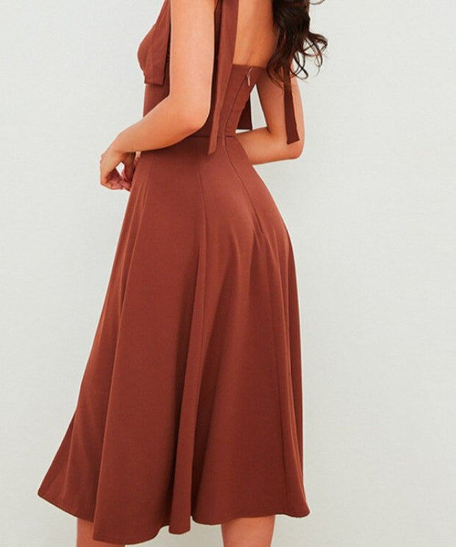 Sukienka midi z wycięciem i wiązanymi ramiączkami