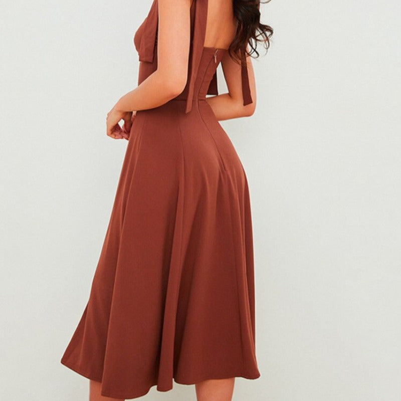 Sukienka midi z wycięciem i wiązanymi ramiączkami