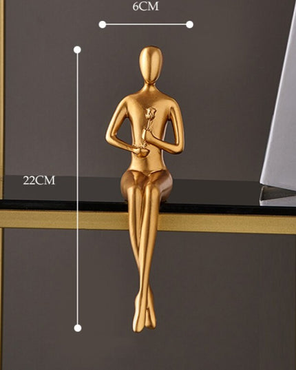 Figurka dekoracyjna postać w złotym kolorze