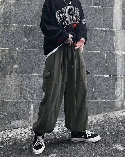Męskie spodnie bojówki o szerokich nogawkach