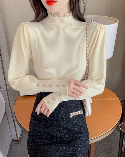 Damski sweter z golfem wykończonym falbanką i guzikami