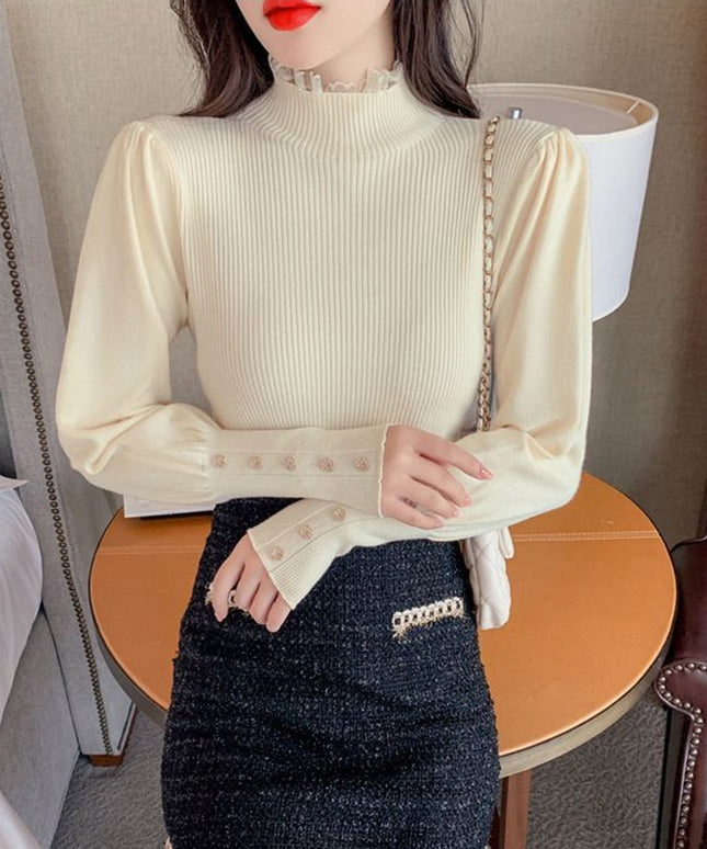 Damski sweter z golfem wykończonym falbanką i guzikami