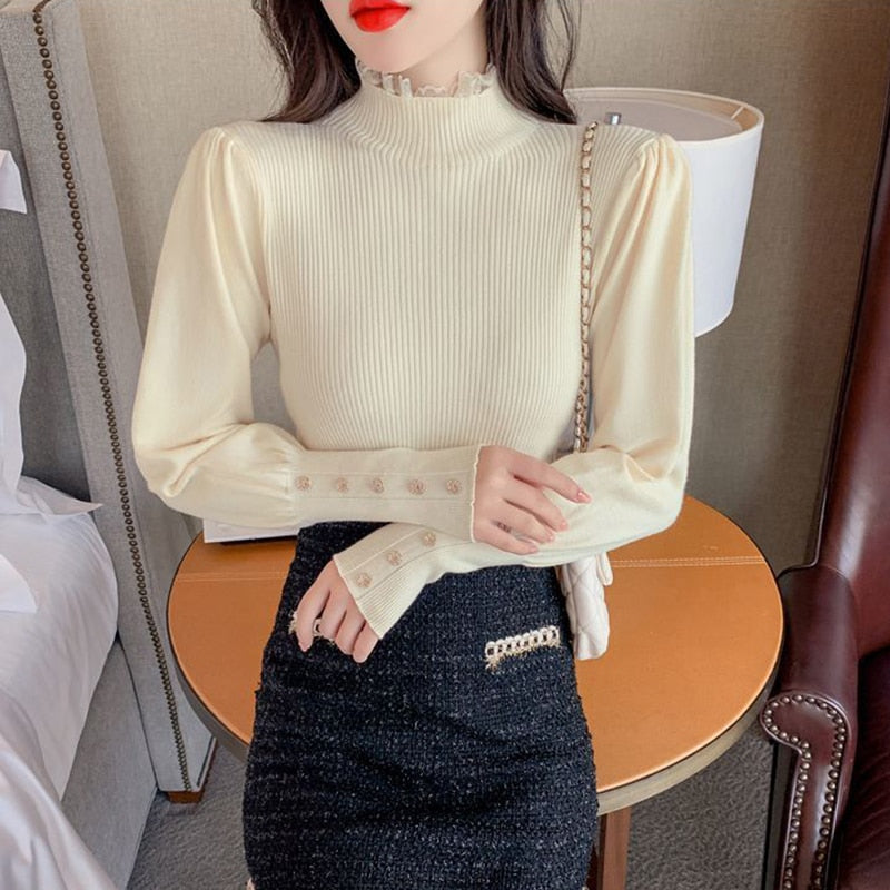 Damski sweter z golfem wykończonym falbanką i guzikami