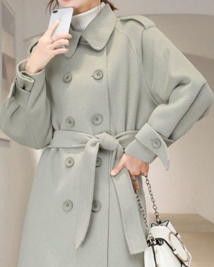 Damski płaszcz z guzikami wiązany w talii