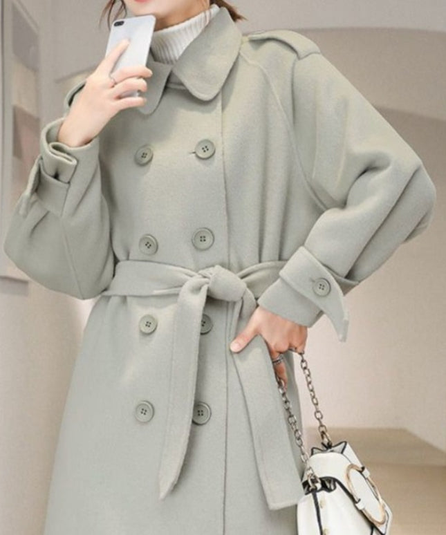 Damski płaszcz z guzikami wiązany w talii