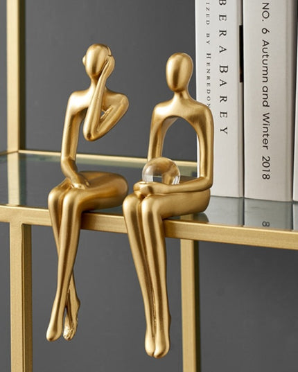 Figurka dekoracyjna postać w złotych kolorach z wycięciem