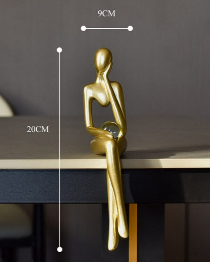 Figurka dekoracyjna postać w złotym kolorze
