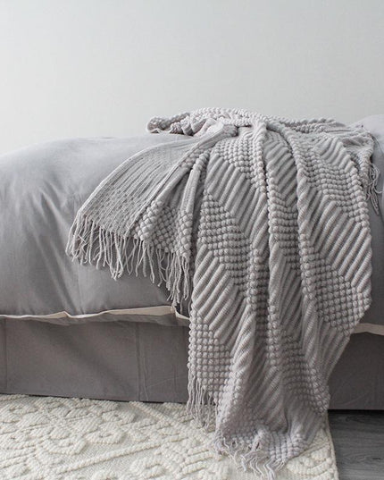 Elegancki koc z frędzlami i wytłaczaną fakturą