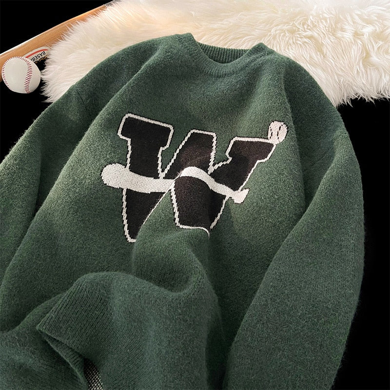 Męski sweter z dekoltem w łódkę i wyszywaną literą W