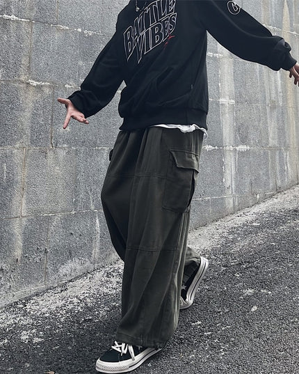 Męskie spodnie bojówki o szerokich nogawkach